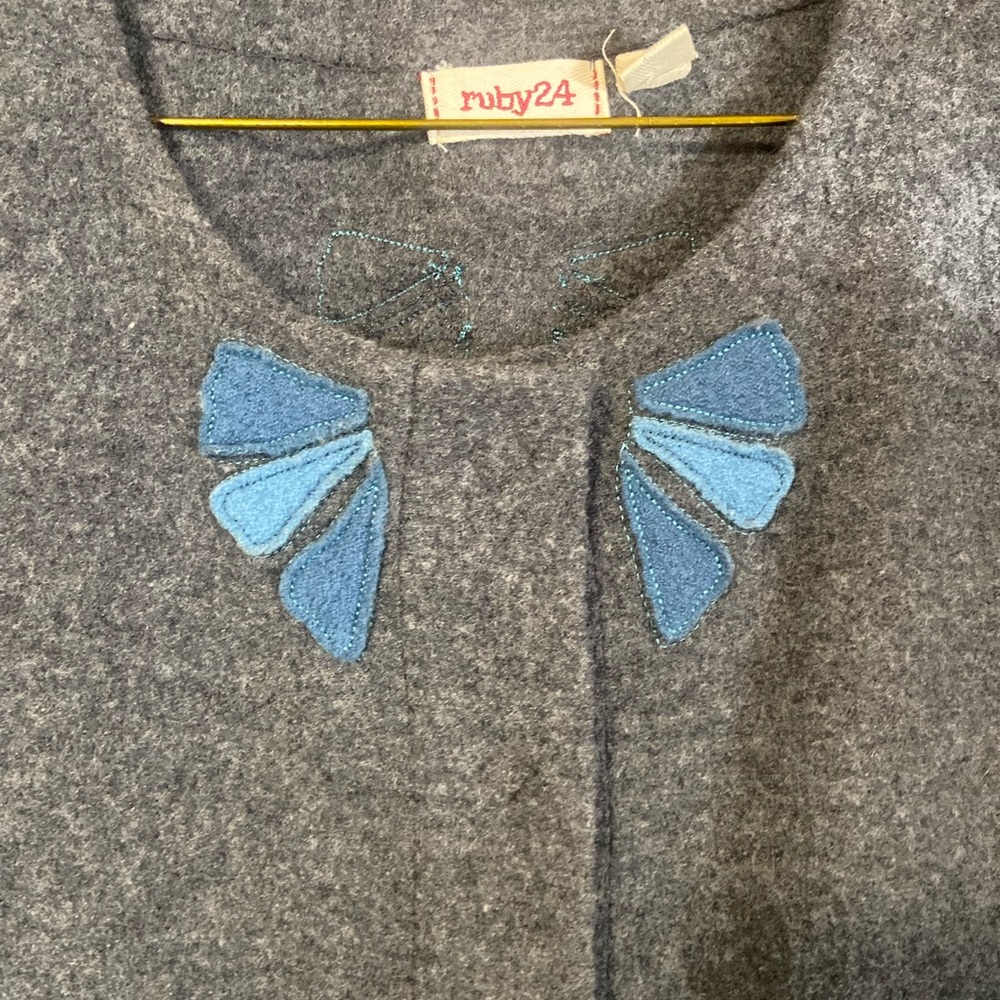 Anthropologie ruby 25 Gray Knit Marino Wool Cardigan with Blue Floral Appliqué - Picture 6 of 14